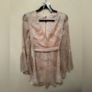 Selfie Leslie long sleeve flowy floral dress.🪷